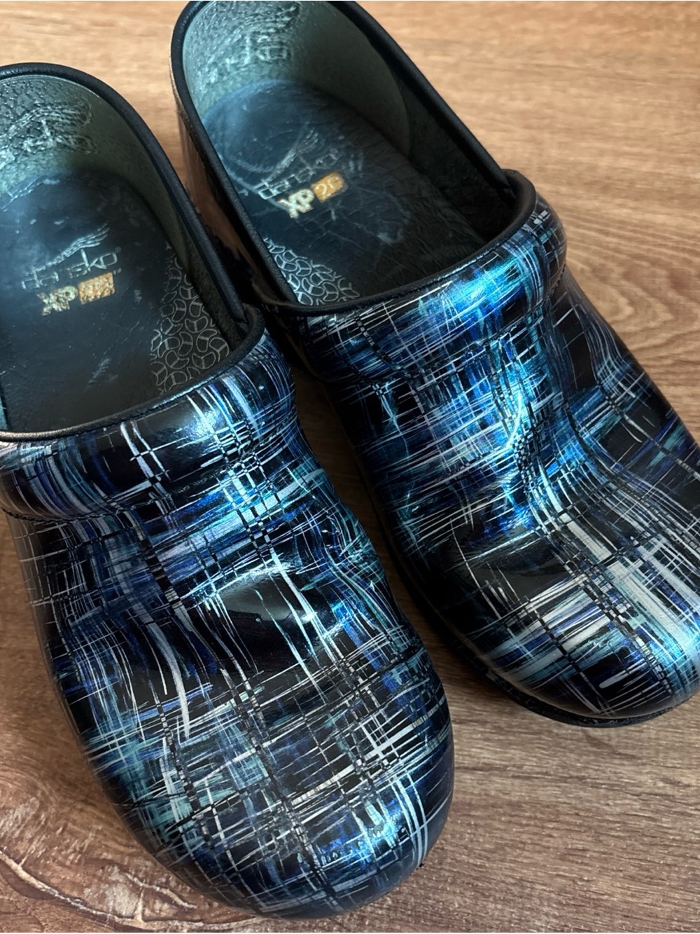 Dansko XP 2.0 blue crosshatch patent leather clogs slip resistant size 37
